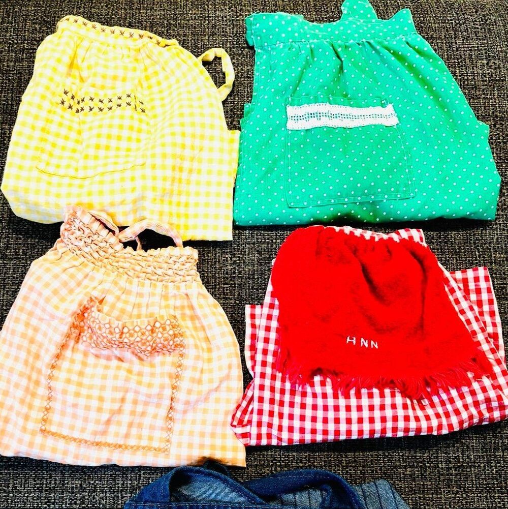 Lot of 4 VINTAGE Unbranded Kitchen/Gardening Cottagecore Aprons